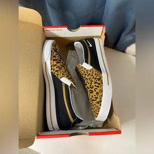 Women’s Nike Court Legacy Sz 8W